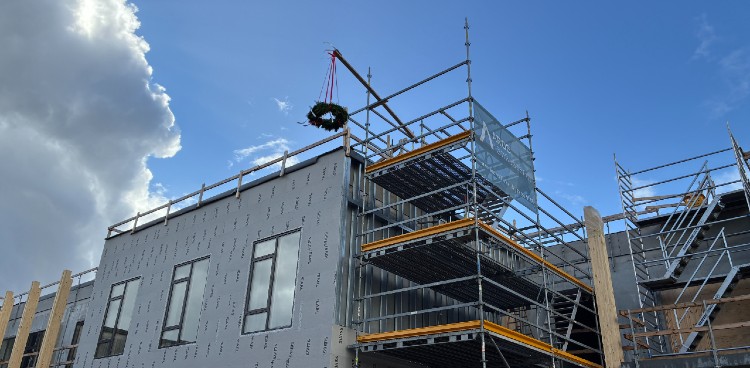 Grankransen hænger ud over byggeriet. Foto: Skanderborg Kommune